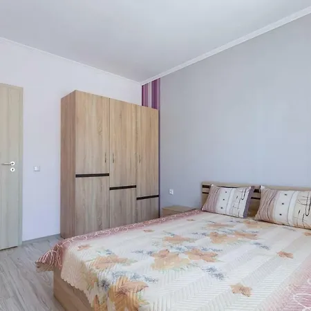 1bdr With Kitchen In Vip Zone Is *